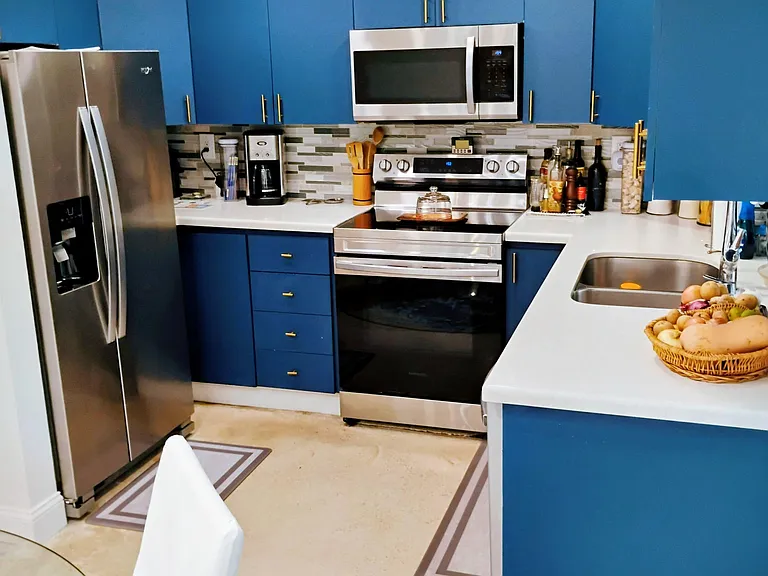 Full Kitchen with dishwasher, Electric stove, Microwave & Refrigerator