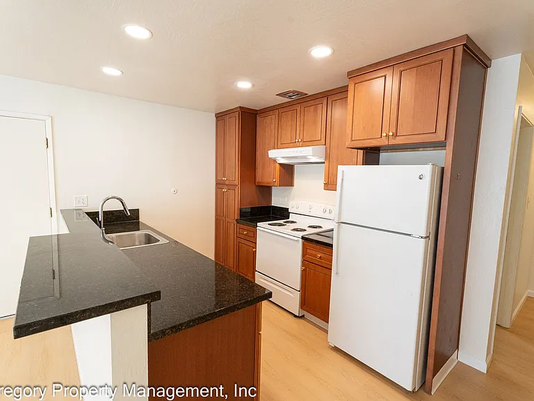 1525 Schiller — Photo 2