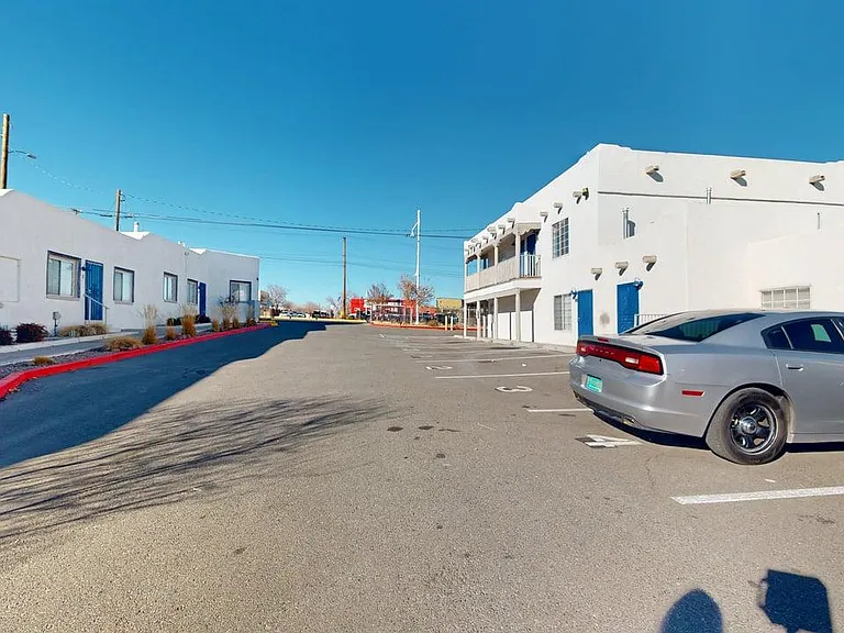 Sleek, Contemporary Efficiency - Live El Campo on Route 66! — Photo 43