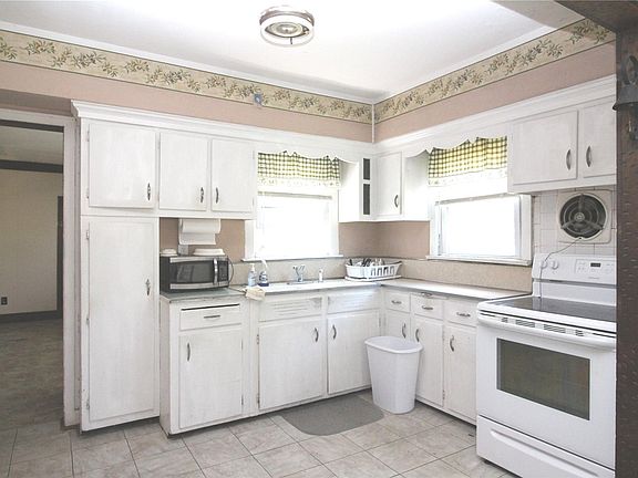 5th image of 82 Winchester Dr
