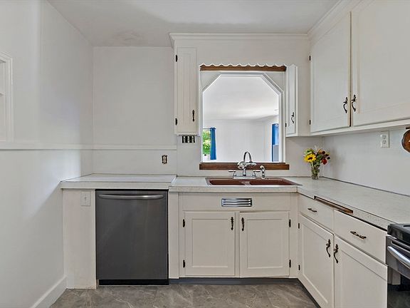 4th image of 238 Lake St