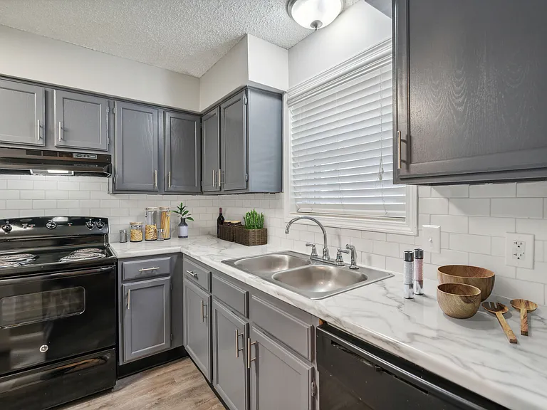 Piccadilly Apartments — Photo 46