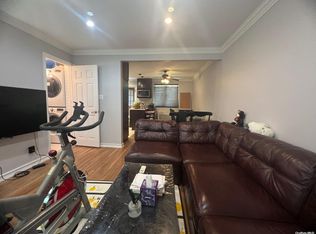 6887 218th St, Queens, NY 11364