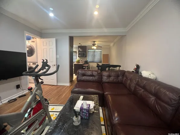 6887 218th #., Oakland Gardens, NY 11364