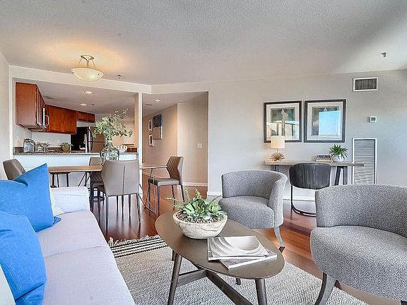 4th image of 100 Park Ave W APT 902