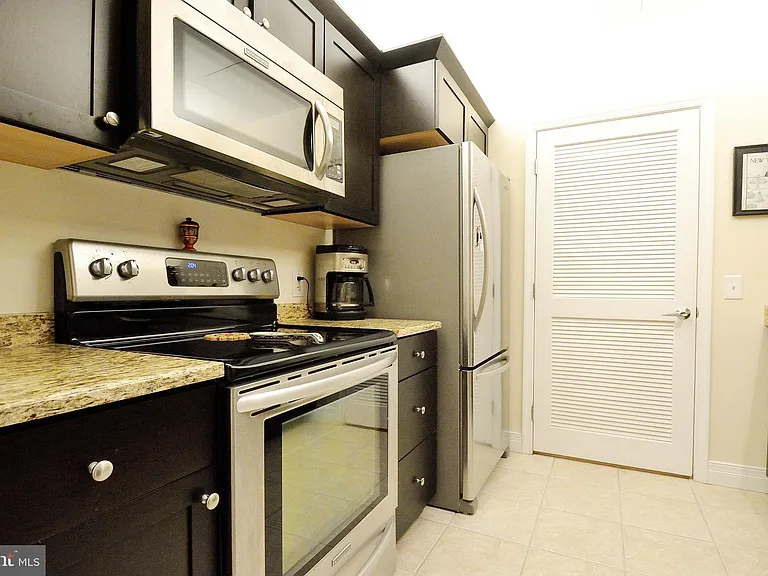1600 Arch St #812 — Photo 6