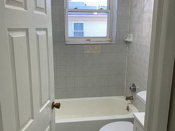 4th image of 234 6th Ave W #9