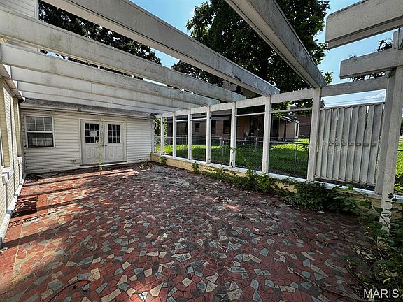 2nd image of 842 Vine St