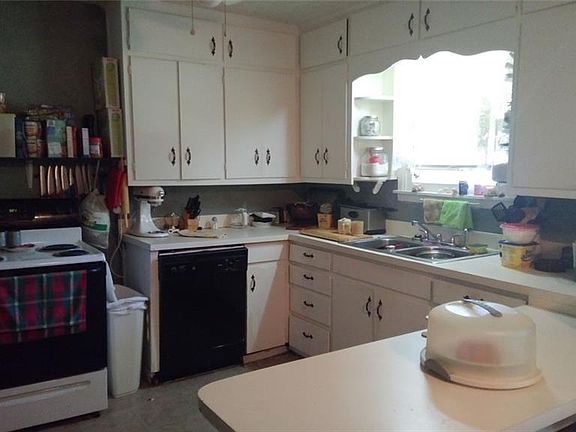 3rd image of 416 S Pecan St
