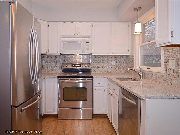 2nd image of 39 Wood Hollow Ln