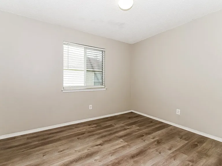 1112 Alexandria Dr — Photo 16
