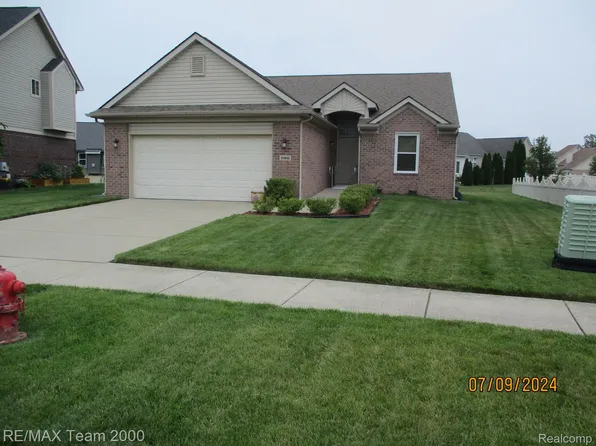 20492 Milbank St, Woodhaven, MI 48183