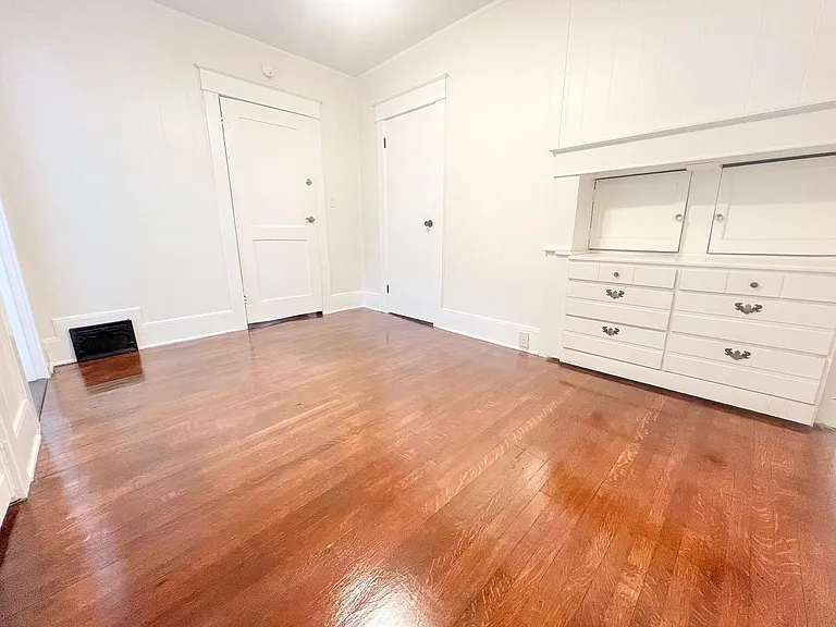 Charming 2 Bed / 2 Bath Apartment on Ocean Blvd Garage Included — Photo 10