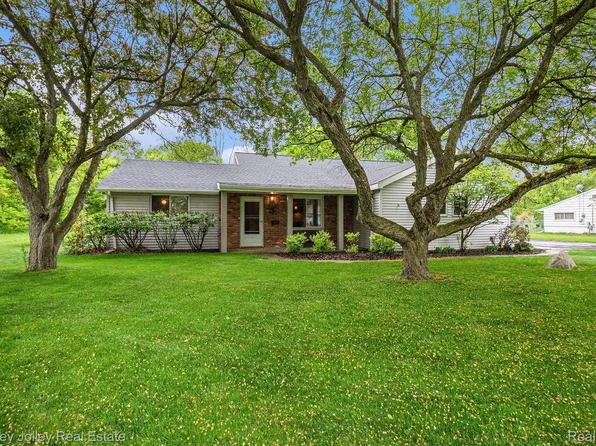 55755 Pontiac Trail Ct, New Hudson, MI 48165