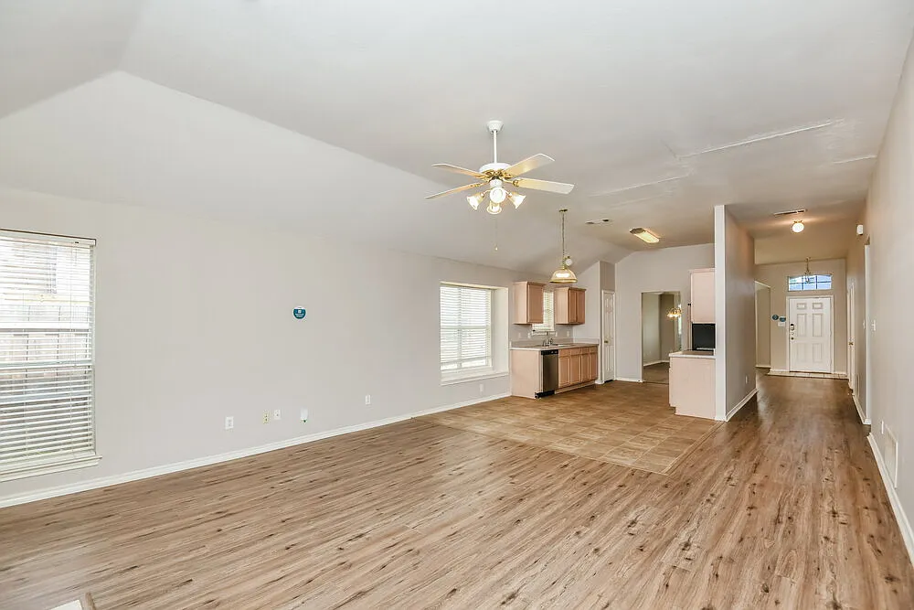 3 bed, 2.0 bath, 1956 sqft, $2,135 — Photo 3