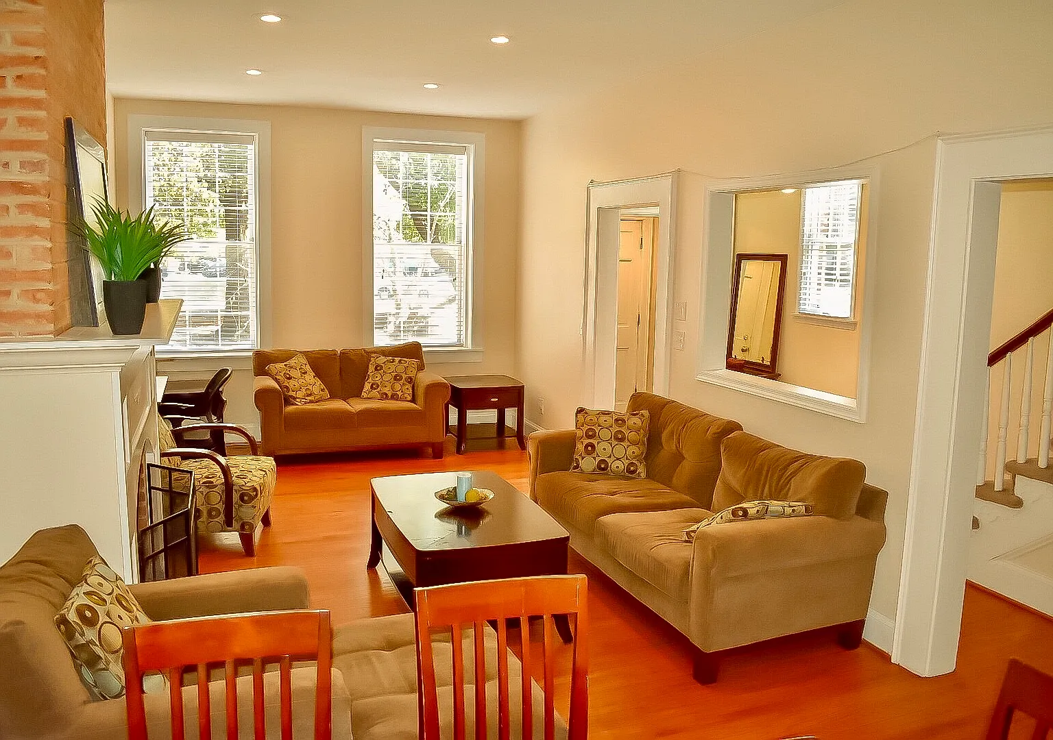 4 bed, 4.5 bath, 4080 sqft, $900 — Photo 3