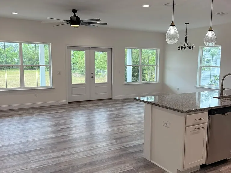 913 Plantation Dr — Photo 2