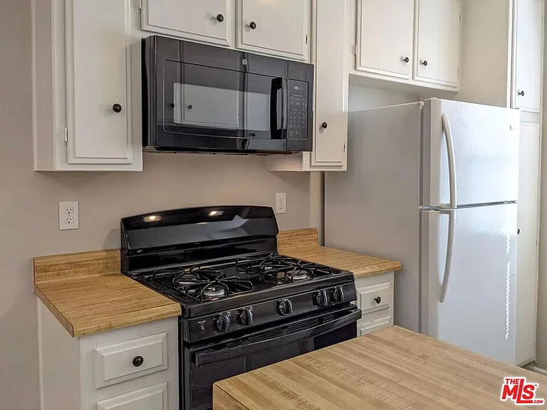 1818 Kelton Ave #104 — Photo 4