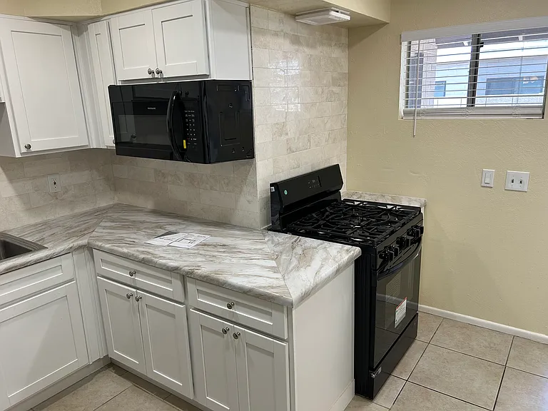 439 W Osborn Rd — Photo 3