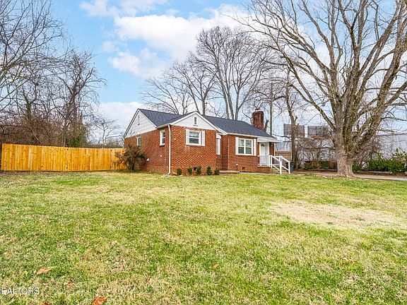 3rd image of 101 Colonial Dr