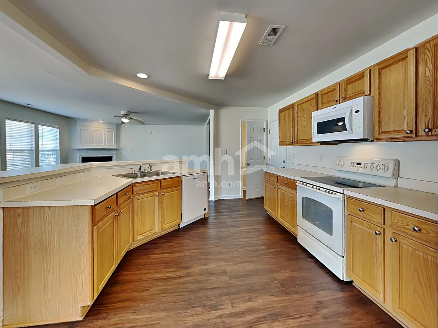 3 bed, 2.5 bath, 1750 sqft, $2,000 — Photo 4