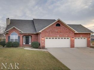 6 Willowbend Ct, Bloomington, IL 61705