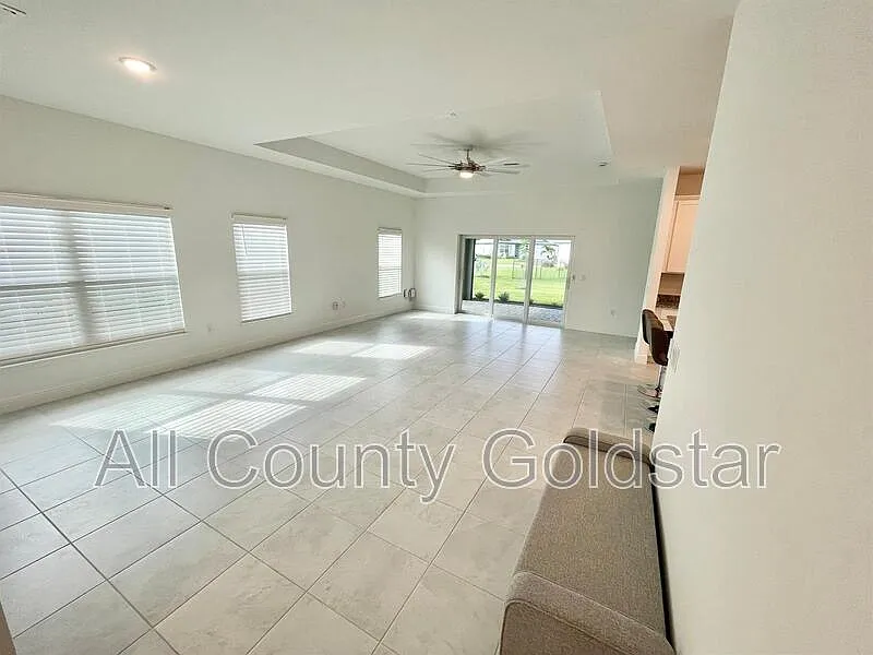 3 bed, 2.0 bath, 1716 sqft, $2,095 — Photo 3