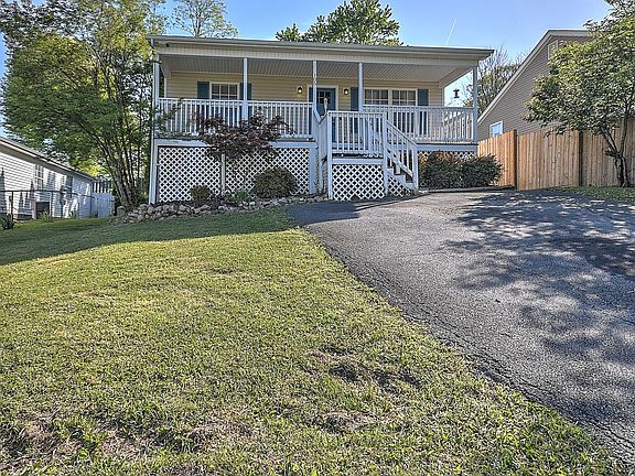 3rd image of 105 Saint James Pl