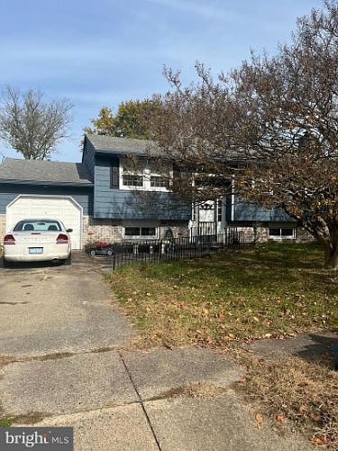 2nd image of 4 Exeter Dr