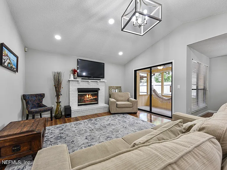 9126 Trevi Cir W — Photo 15