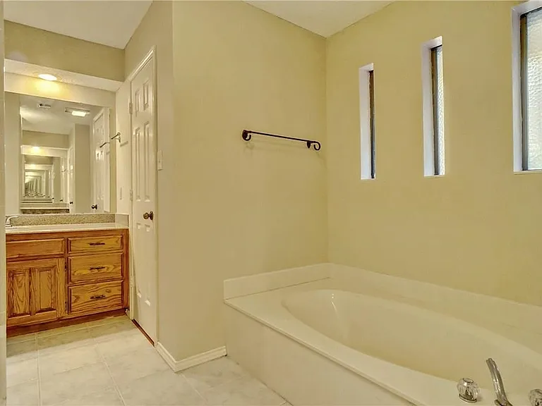 5705 Royal Club Dr — Photo 19
