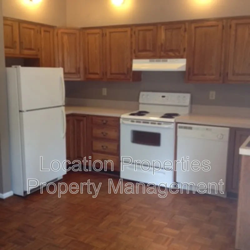 3 bed, 2.5 bath, 1600 sqft, $1,950 — Photo 3