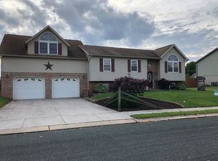 32 Trumpeter Way, New Oxford, PA 17350