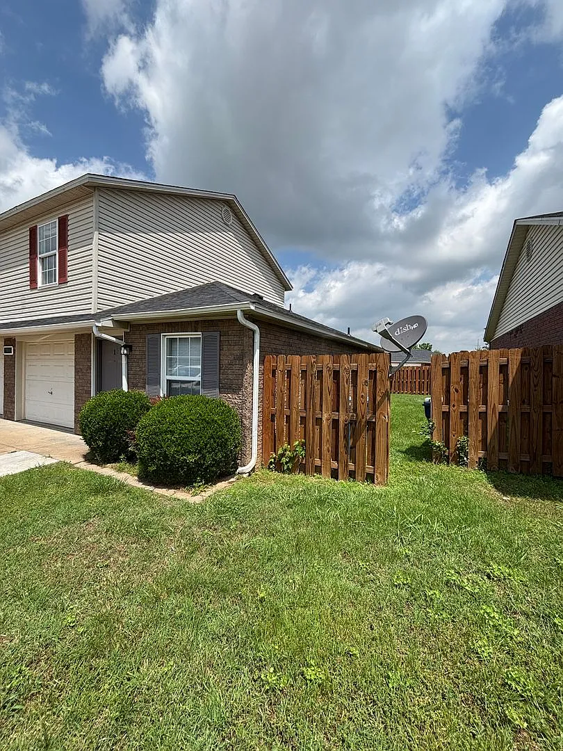 3408 SW Victoria Pl — Photo 2