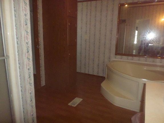 4th image of 805 Dilley St