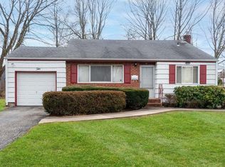 10 Fire Road Dr, Bay Shore, NY 11706