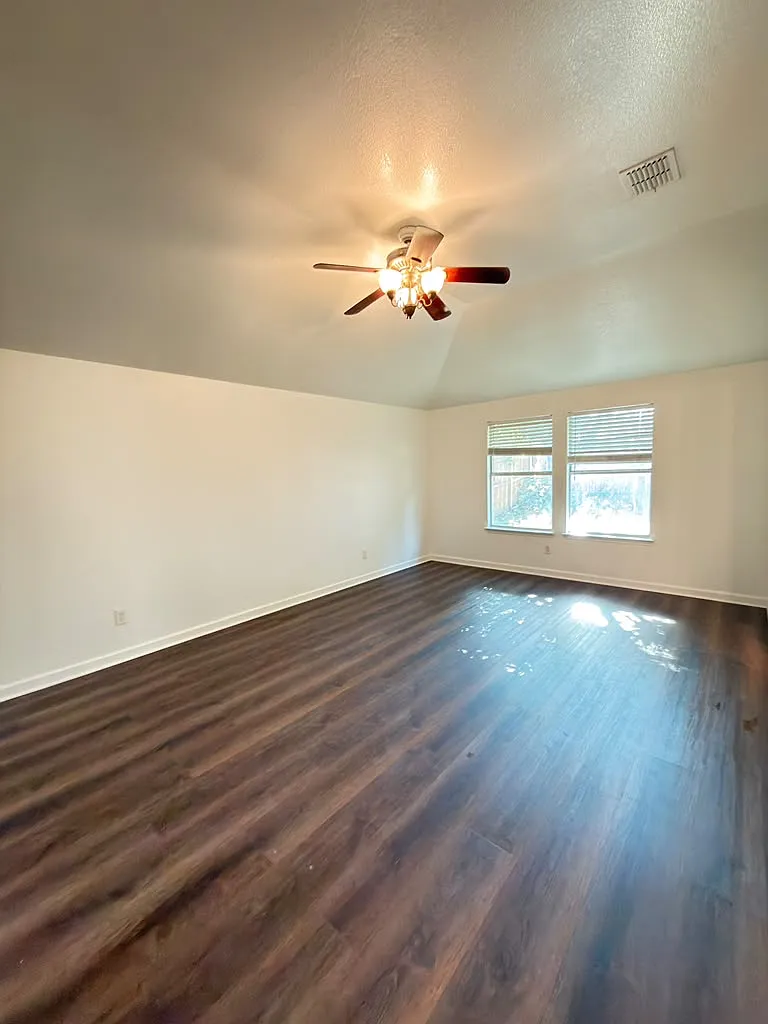 4 bed, 1930 sqft, $2,199 — Photo 3
