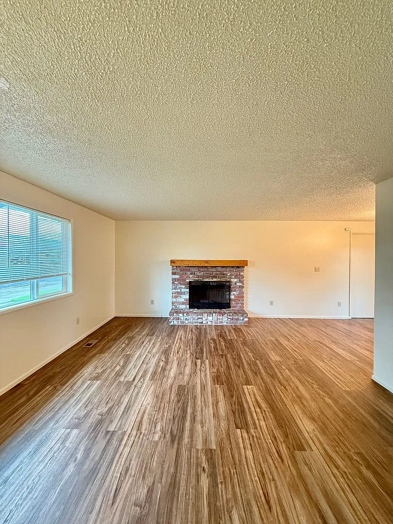 3 Bedroom, 1.5 Bathroom Duplex in Southwest Medford — Photo 2