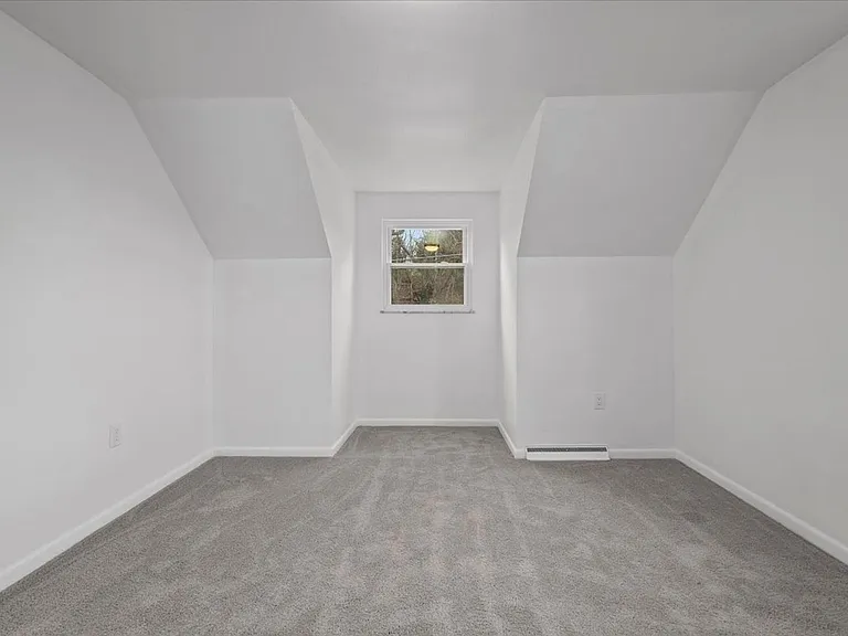 1303 Cloverdale St — Photo 15