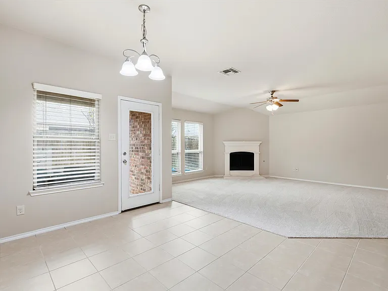 1115 Dickenson Dr — Photo 3
