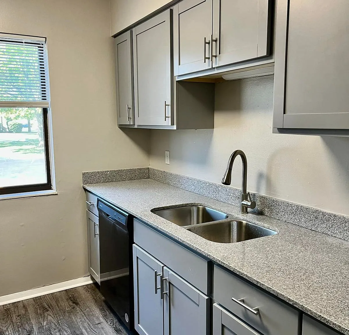 Black Hawk Apartments — Photo 1