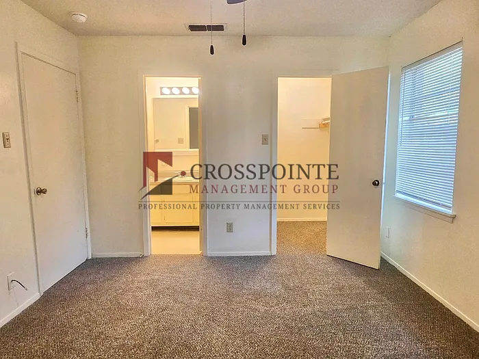 111 Queens Ct — Photo 14
