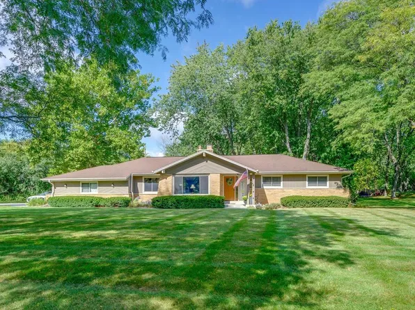 2820 West St James LANE, Mequon, WI 53092