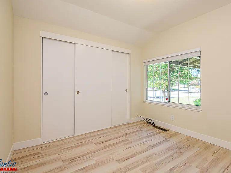 2566 Fairglen Dr — Photo 12