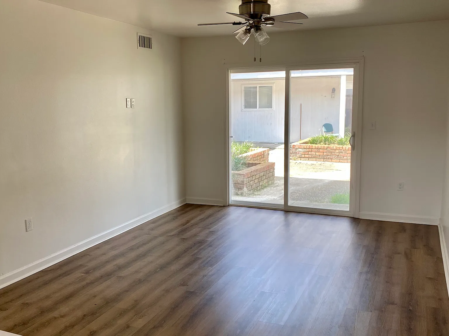 2 bed, 900 sqft, $900 — Photo 2