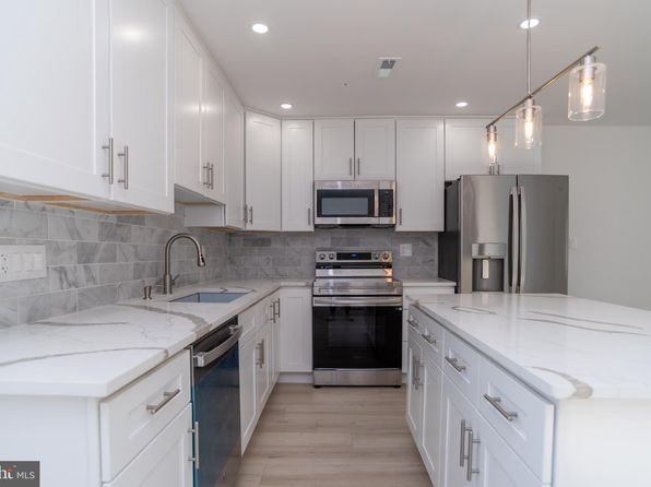 2 Edgewood Ln, Levittown, PA 19054