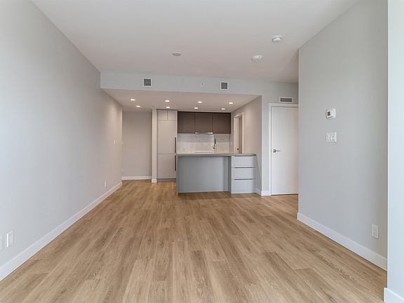 5th image of 567 Emerson St #2010