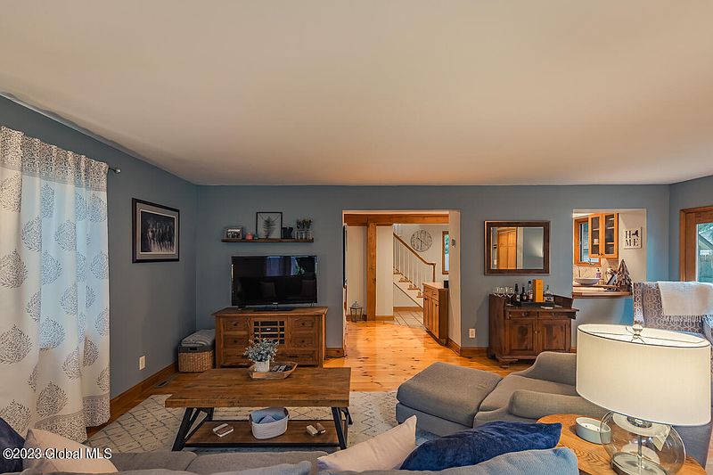 4th image of 212 Swan Street