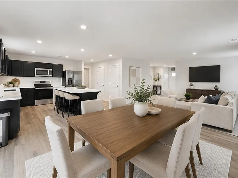 9060 Celtic Dr — Photo 4