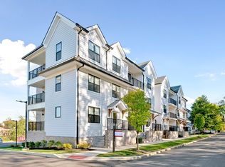 37 Chestnut Rd #402, Paoli, PA 19301